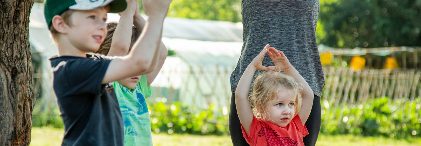 Eltern-Kind-Yoga im Freien